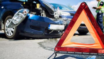 Tragiczne zderzenie czołowe w Piotrowicach – dwa samochody i dwie osoby ranne