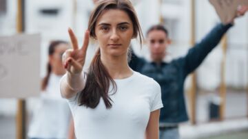 Protest rodziców przeciwko zamierzonej przemianie Publicznej Szkoły Podstawowej w Gieraszowicach na filię